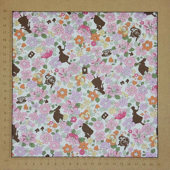 Tissu coton Alice au Pays des Merveilles à fleurs – dominante rose