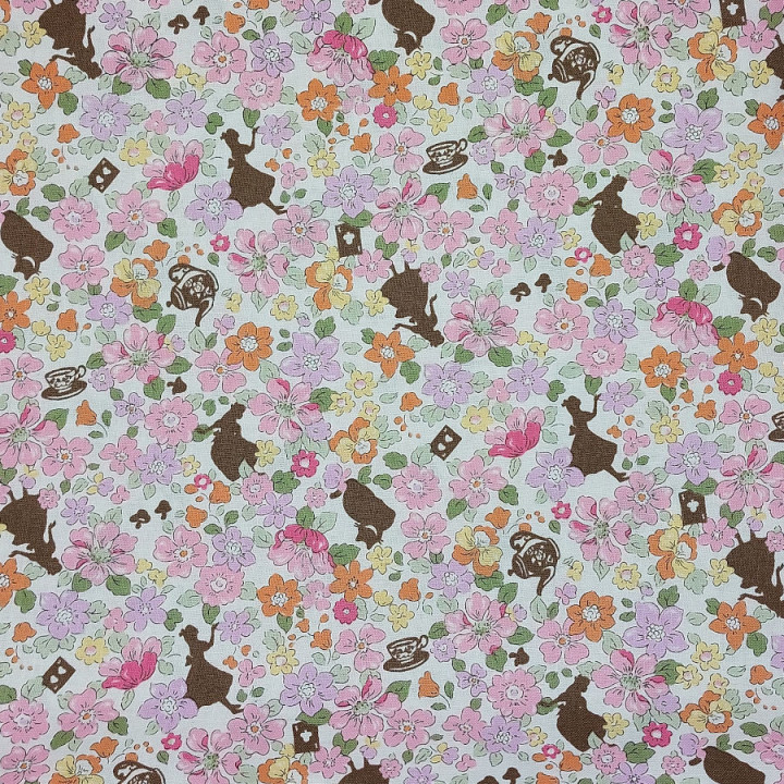 Tissu coton Alice au Pays des Merveilles à fleurs – dominante rose
