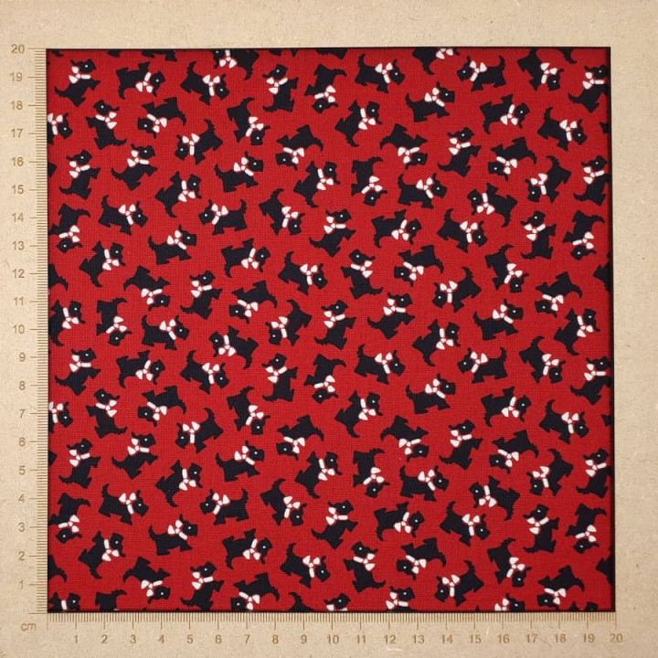 Tissu à motifs de chiens Scottish Terrier sur fond rouge