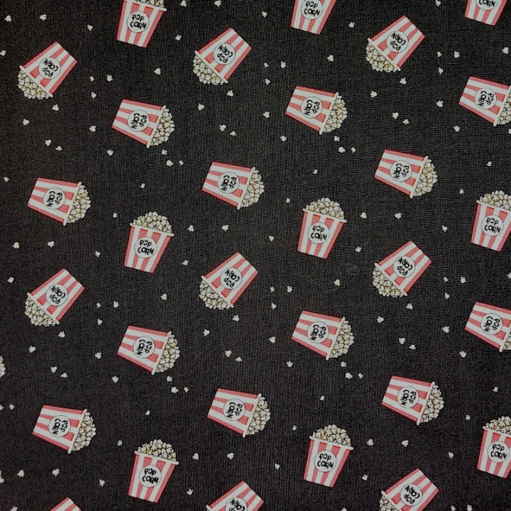 Tissu Pop Corn Camelot Fabrics – Fond Marron Foncé / Noir – Thème Cinéma, Années 70 – 100% Coton