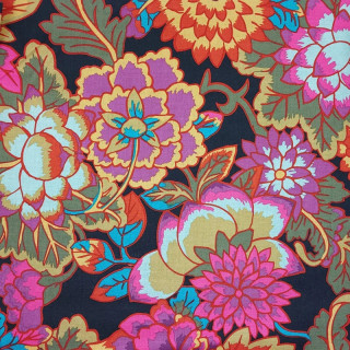 Tissu Kaffe Fassett Noir à Grandes Fleurs Fuchsia, Kaki, Jaunes et Oranges – Collection Cloisonné