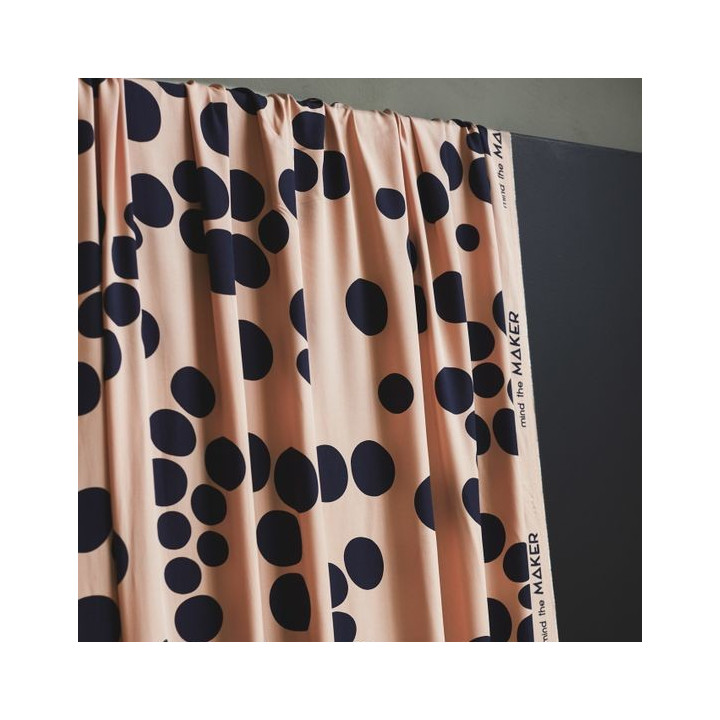 Tissu viscose rose poudré à gros pois irréguliers marque Mind the Maker