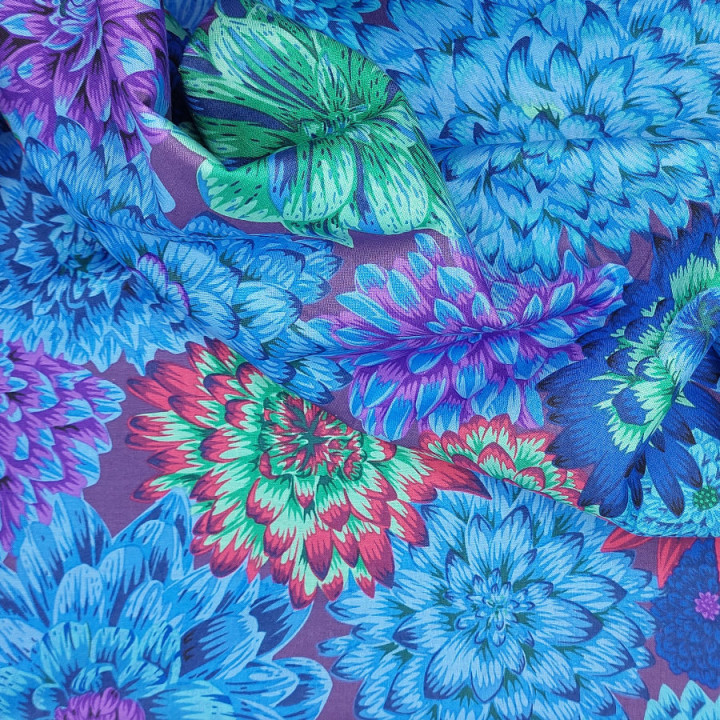 Tissu Kaffe Fassett collective chrysanthèmes bleues vertes rouges sur fond violet