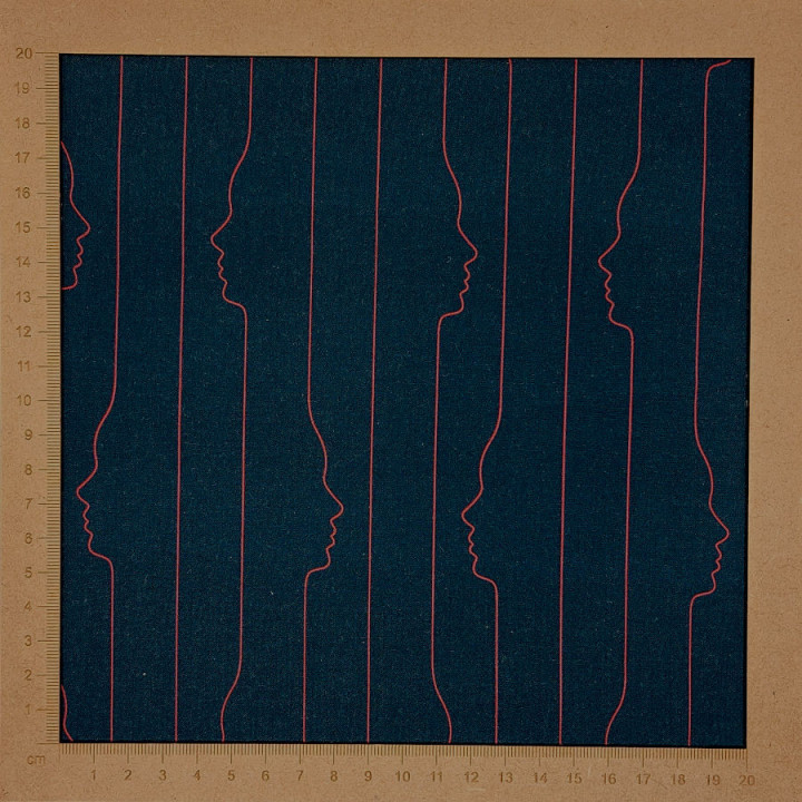 Popeline de viscose bleu foncé avec lignes de visages rouges