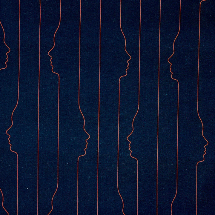 Popeline de viscose bleu foncé avec lignes de visages rouges