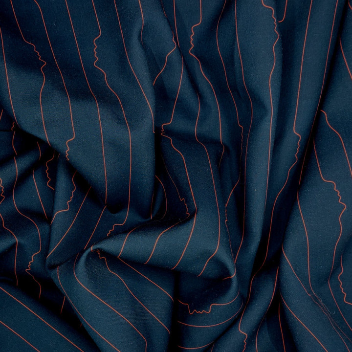 Popeline de viscose bleu foncé avec lignes de visages rouges