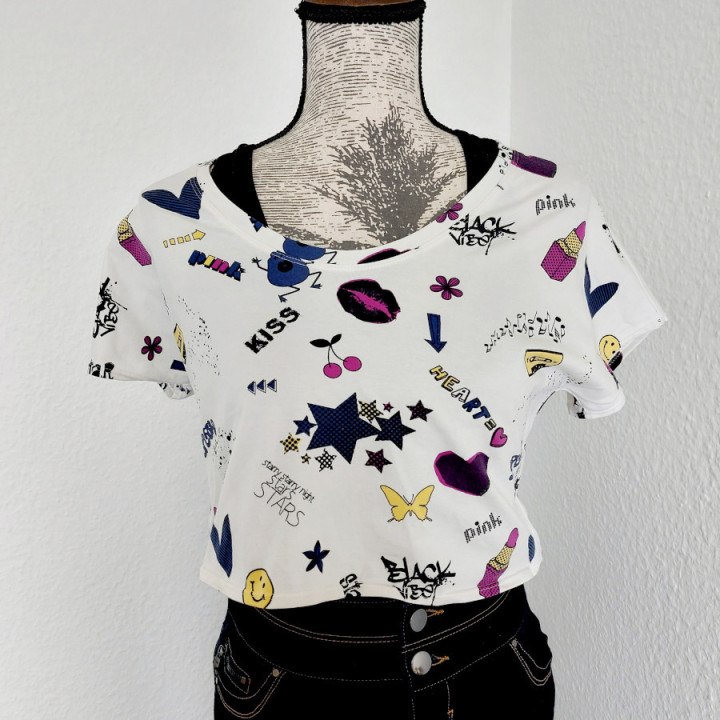 T-shirt Dressed avec tissu jersey pop fond blanc