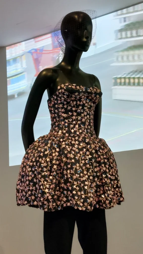 robe-courte-dior-2012-2013-577x1024 Catwalk: The Art of the Fashion Show – une exposition mode incontournable au musée Vitra