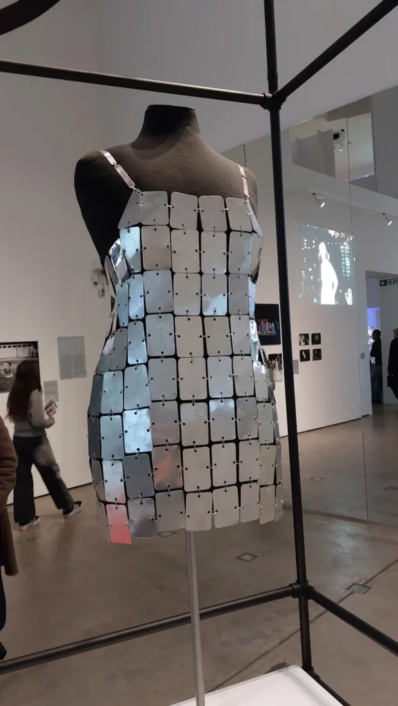 robe-miroir-paco-rabanne-1967-577x1024 Catwalk: The Art of the Fashion Show – une exposition mode incontournable au musée Vitra