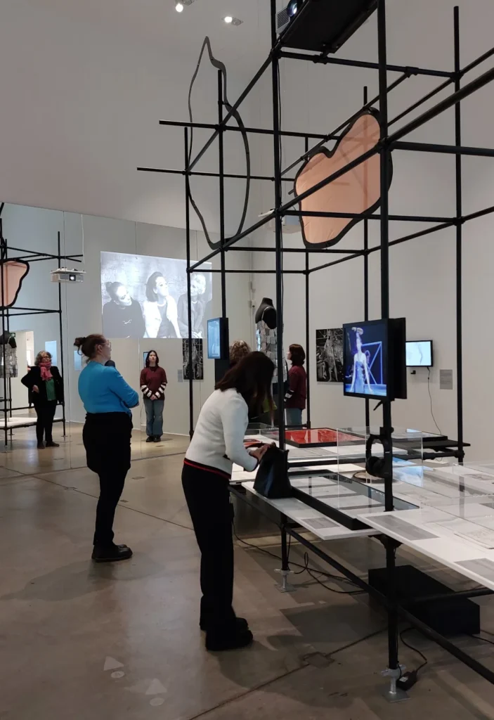 scenographie-froide-703x1024 Catwalk: The Art of the Fashion Show – une exposition mode incontournable au musée Vitra